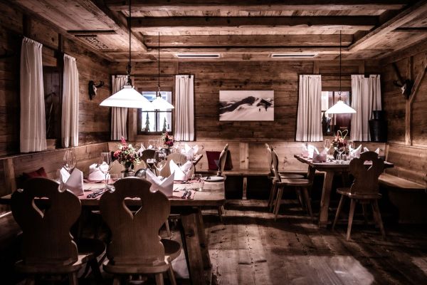 Gemütliches Alpenrestaurant mit rustikalem Holzinterieur