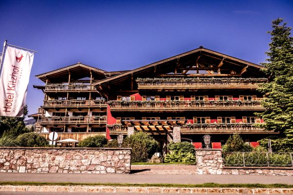 Einladendes alpines Hotel mit traditioneller Holzarchitektur