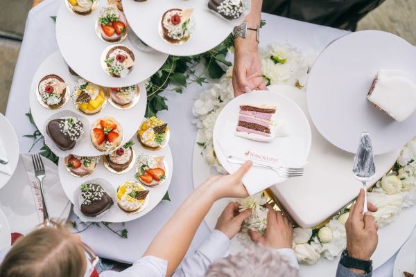 Vielfältige Auswahl an Desserts und Kuchen bei einer Feier