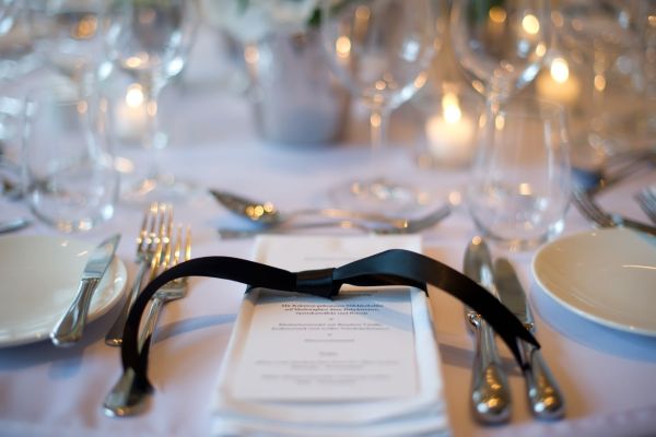 Elegant gedeckter Tisch für eine gehobene Abendveranstaltung