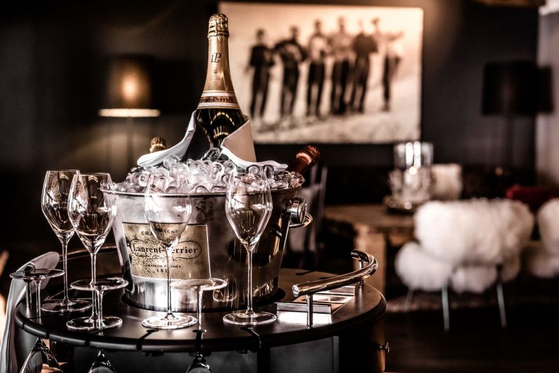 Elegante Champagner-Präsentation in stilvoller Barumgebung