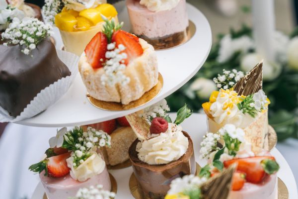 Elegante Dessertauswahl auf zweistöckiger Etagere bei Feier