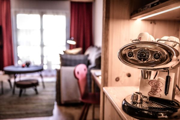 Elegante Espressomaschine in stilvollem Wohnzimmer-Setup