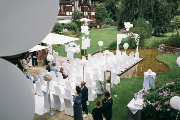 Elegante Hochzeit im Freien mit stilvoller Dekoration