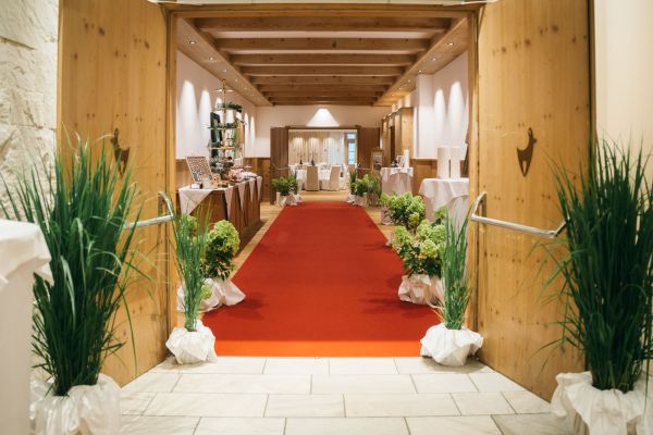 Elegante Hochzeitsempfangshalle mit rotem Teppich und Dekorationen