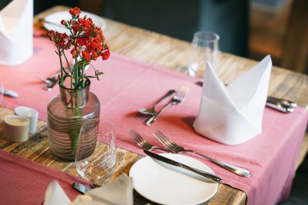 Elegante Tischdekoration mit Blumen und Kerzen