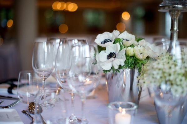 Elegante Tischdekoration mit Blumen für besondere Anlässe