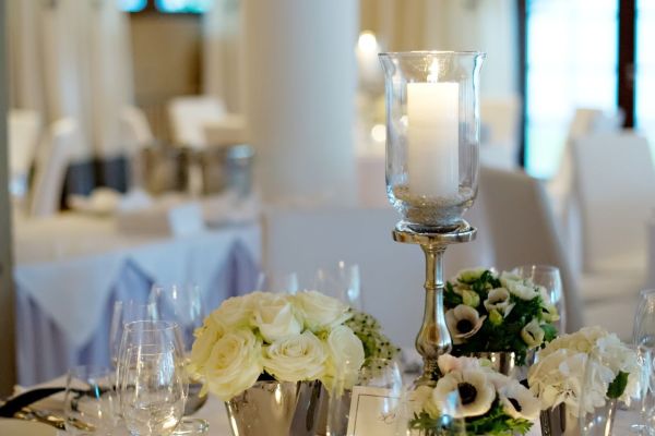 Elegante Tischdekoration mit Kerze und Blumenarrangement