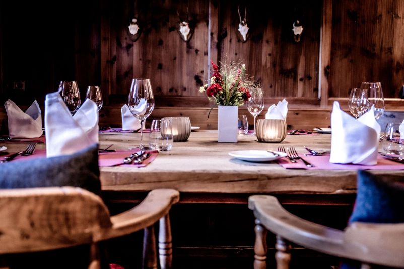 Elegante Tischdekoration in rustikalem Restaurantambiente