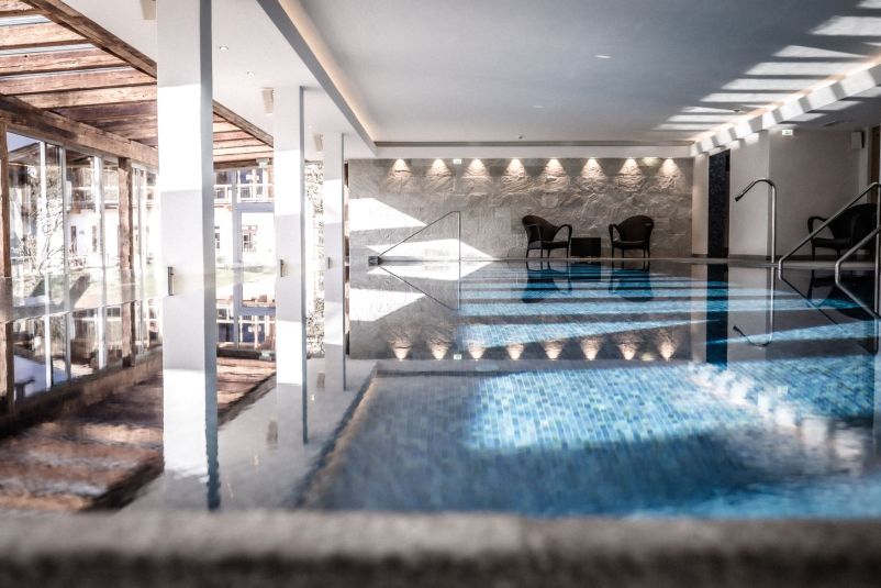 Eleganter Innenpool mit modernen Design-Elementen und Lichtakzenten