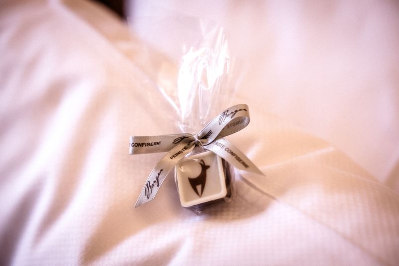 Elegantes, eingepacktes Geschenk mit Schleife auf weißem Hintergrund