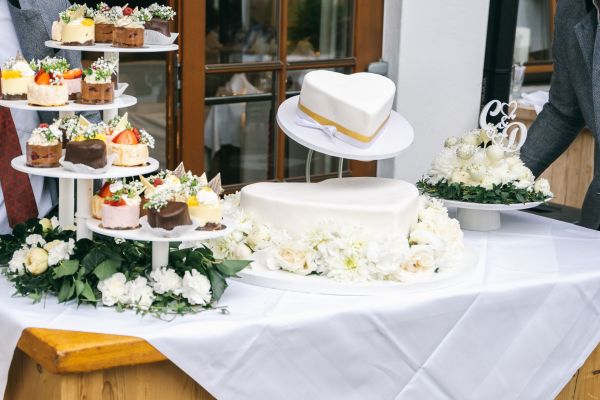 Elegantes Hochzeitstorten-Display mit Herz und Mini-Desserts