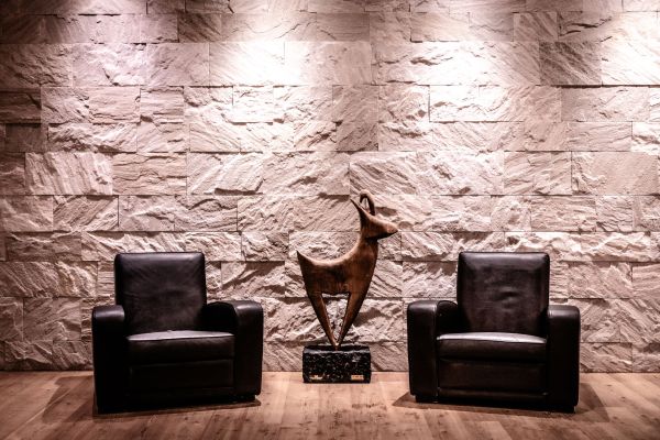 Elegantes Interieur mit Skulptur und modernen Ledersesseln
