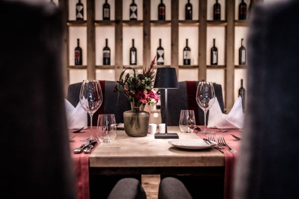 Elegantes Restaurant mit stilvoll gedecktem Tisch und Weinregalen