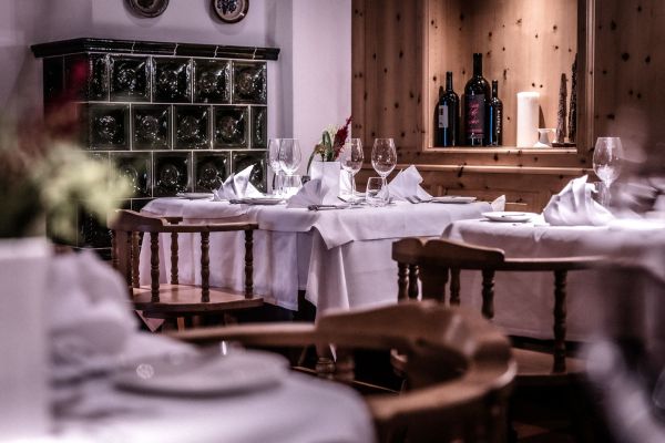 Elegantes Restaurantambiente mit stilvoll gedeckten Tischen