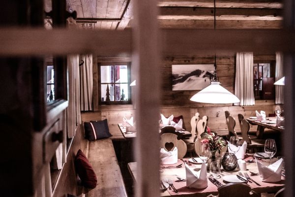 Gemütliche Almhütte mit rustikalem Interieur und gedecktem Tisch