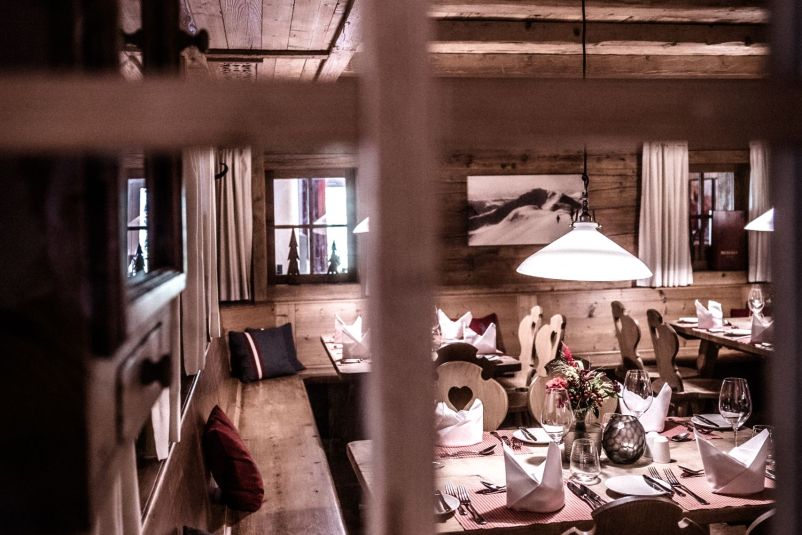 Gemütliche Almhütte mit rustikalem Interieur und gedecktem Tisch