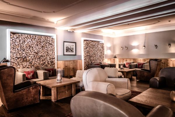 Gemütliche Lounge mit rustikaler Dekoration und bequemen Sesseln