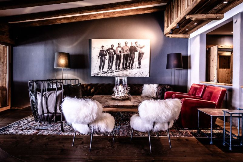 Gemütliche moderne Lounge mit charakteristischem Holzdekor
