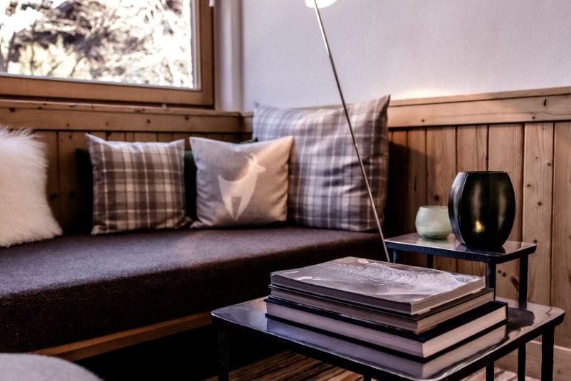 Gemütliche Sitzecke mit Holzvertäfelung und modernen Akzenten