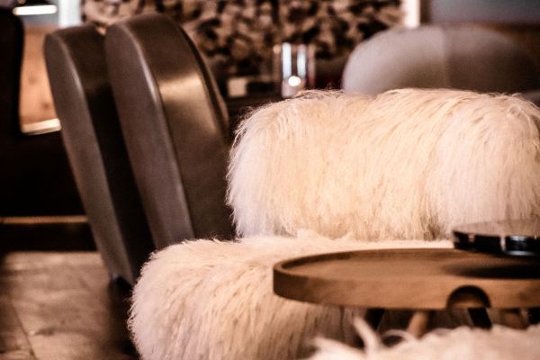 Gemütliche Sitzgruppe mit flauschigen Sesseln und Holztisch