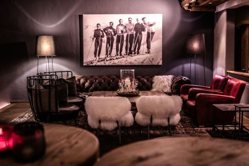 Stilvolle Skihütte mit gemütlicher Lounge und Vintage-Fotografie