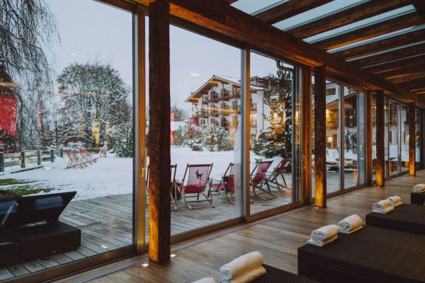 Gemütliche Winterlandschaft durch Panoramafenster eines Spas