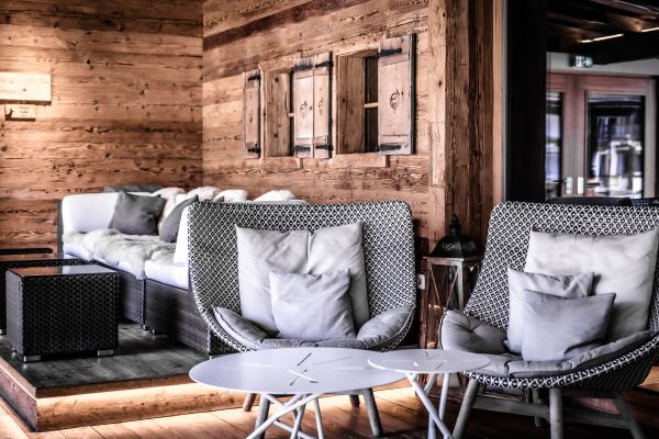 Gemütlicher Lounge-Bereich in einer rustikalen Holzhütte