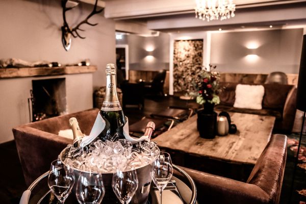 Gemütlicher Salon mit Champagner und stilvollem Dekor