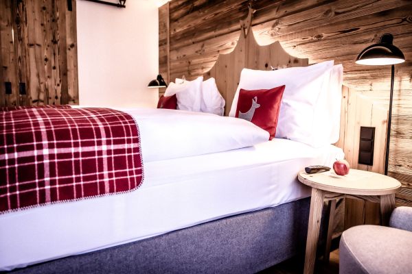 Gemütliches alpines Schlafzimmer im rustikalen Stil mit Bergdekoration