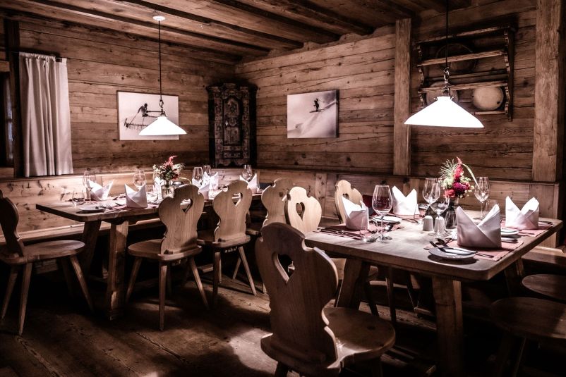 Gemütliches Holzdining in rustikalem Chalet-Stil mit gedecktem Tisch