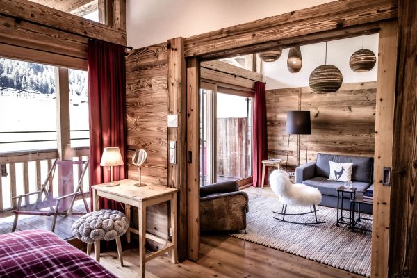 Großzügiges Wohnzimmer mit moderner Einrichtung in der Alpin Suite mit angrenzender Dachterrasse