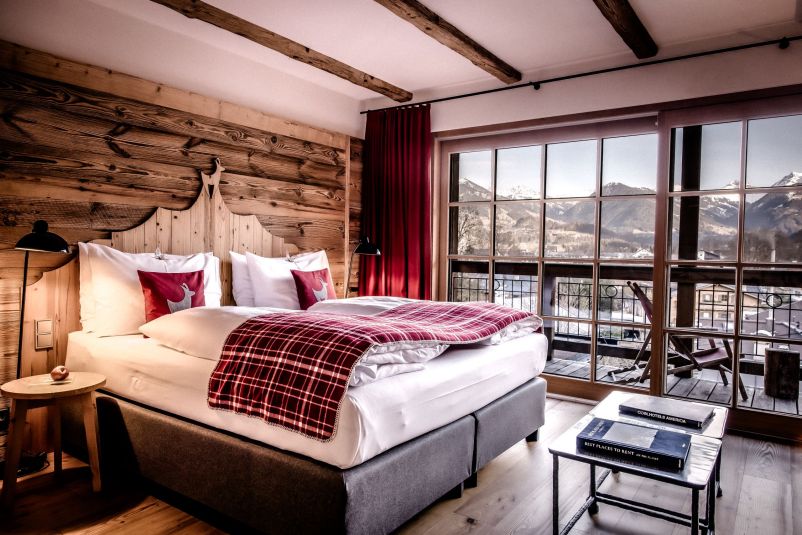 Gemütliches Chalet-Schlafzimmer mit Bergblick und Holzverkleidung