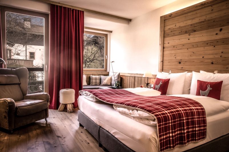 Gemütliches Chalet-Schlafzimmer mit rustikalem Dekor und Bergblick