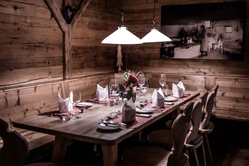 Gemütliches Esszimmer im alpinen Stil mit rustikalem Flair