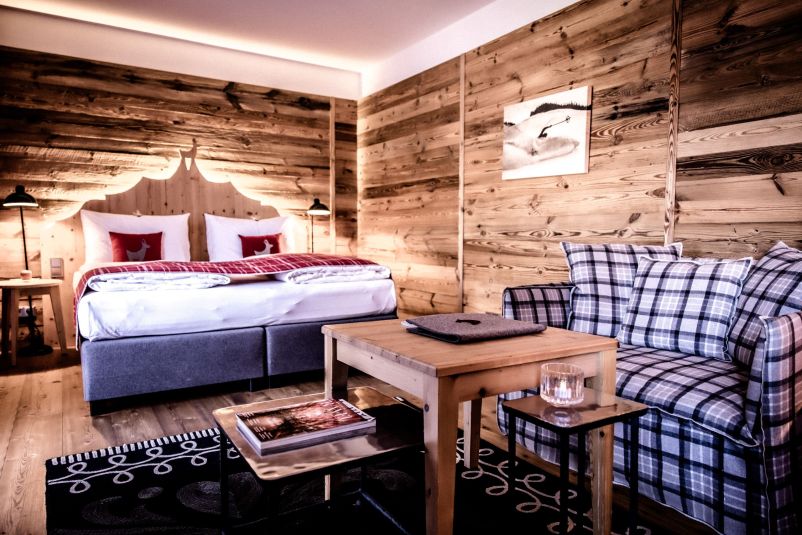 Gemütliches Hotelzimmer im rustikalen Alpenstil mit Holzverkleidung