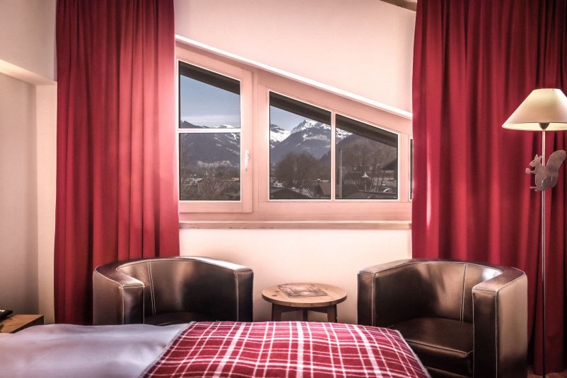Gemütliches Hotelzimmer mit Panoramablick in Berglandschaft