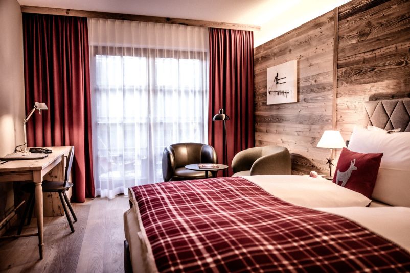 Gemütliches Hotelzimmer mit rustikalem Charme und modernem Komfort