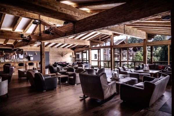 Gemütliches Restaurant mit Holzbalken und modernem Interieur