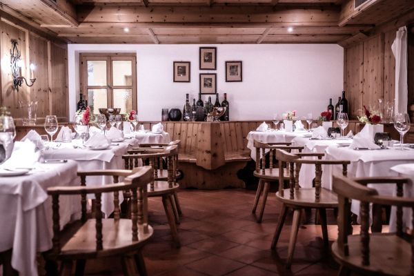 Gemütliches Restaurant mit rustikaler Holzeinrichtung und gedeckten Tischen
