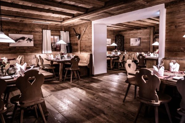 Gemütliches Restaurant mit rustikalem Holzinventar und Dekor