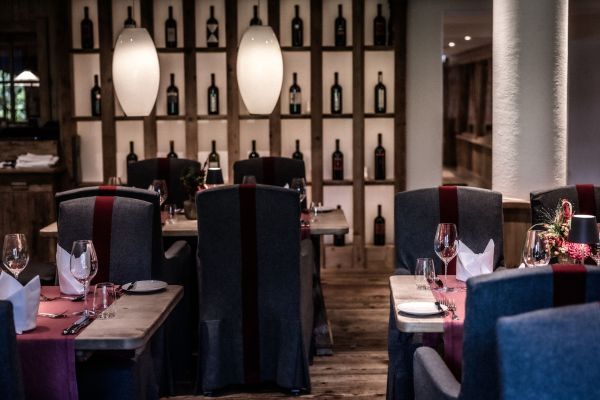 Gemütliches Restaurant mit stilvoller Weinflaschendekoration