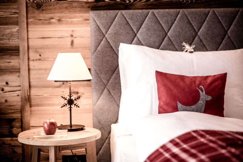 Gemütliches Schlafzimmer in rustikalem Chalet-Stil mit Holz und Lampe