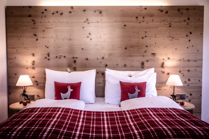 Gemütliches Schlafzimmer mit rustikalem Holzhintergrund und Lichter