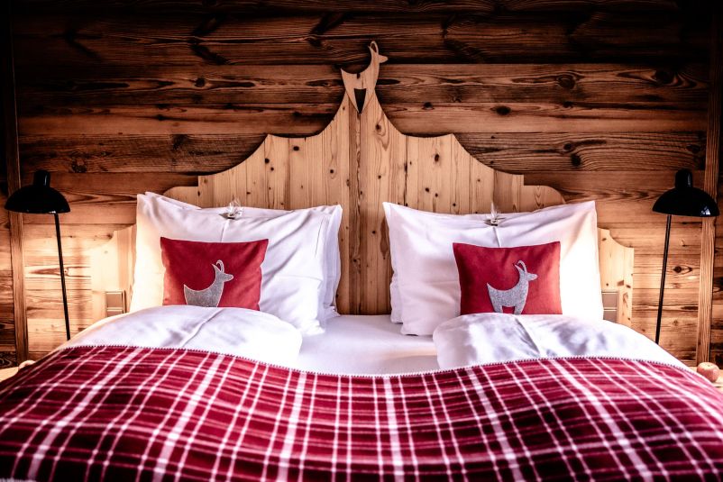 Gemütliches Schlafzimmer mit rustikalem Holzhintergrund