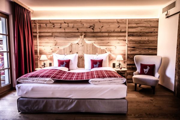 Gemütliches Schlafzimmer im Landhausstil mit Holzwandverkleidung