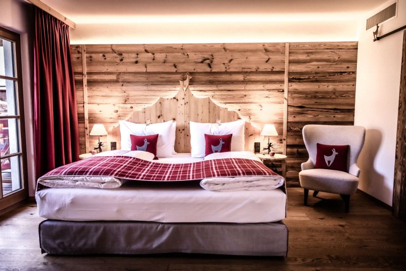 Gemütliches Schlafzimmer im Landhausstil mit Holzwandverkleidung