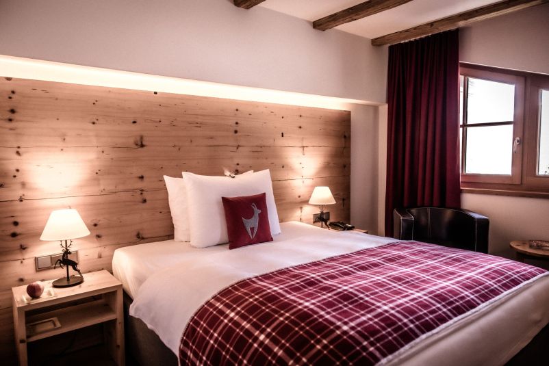 Gemütliches Schlafzimmer mit rustikalem Dekor und warmen Holzakzenten