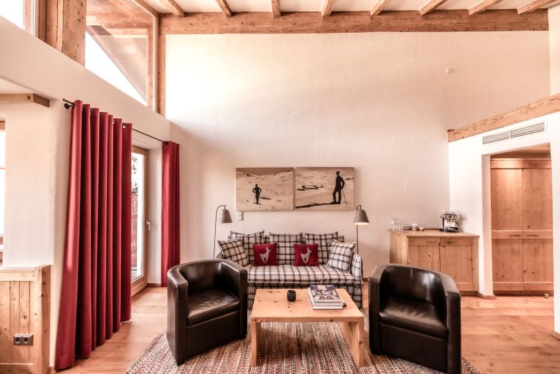 Gemütliches Wohnzimmer mit alpinem Charme und Holzelementen