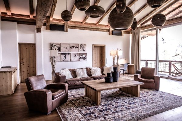 Gemütliches Wohnzimmer mit rustikalem Holz und Ledermöbeln